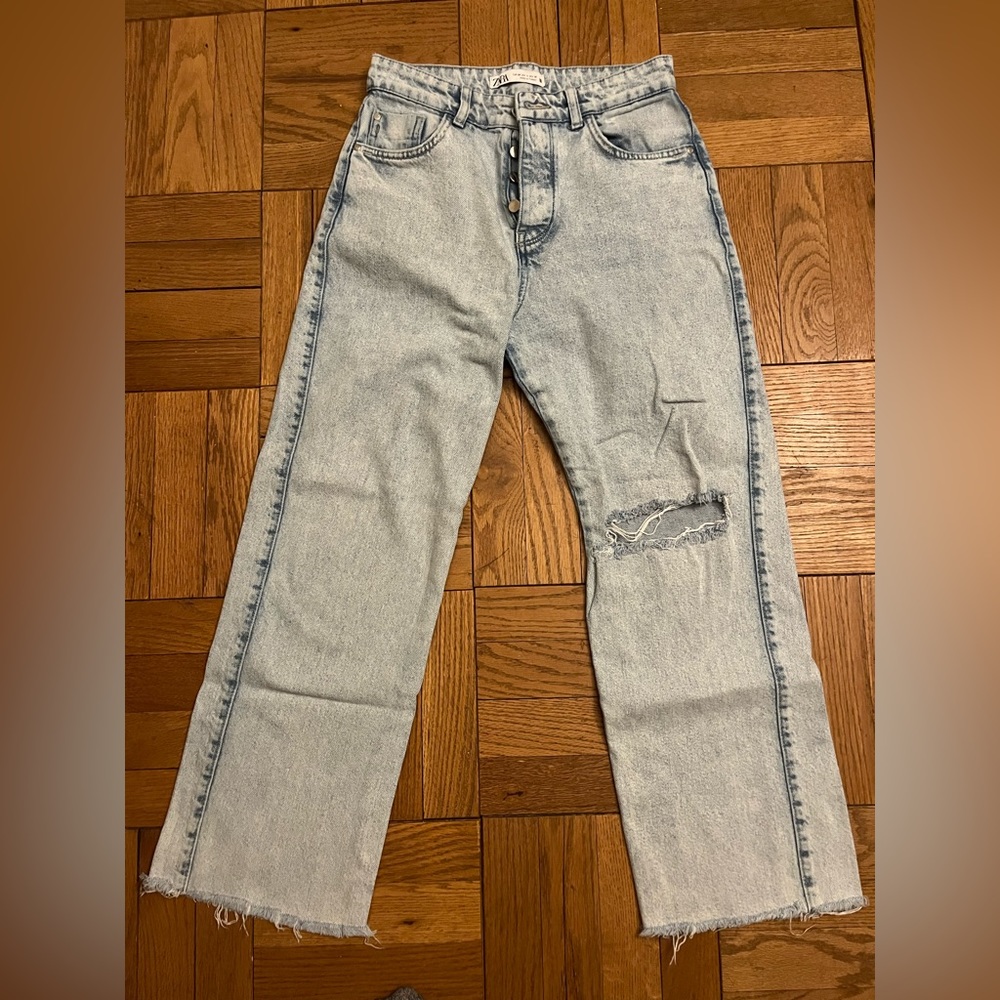 Lightly used size 4 light wash Zara jeans.